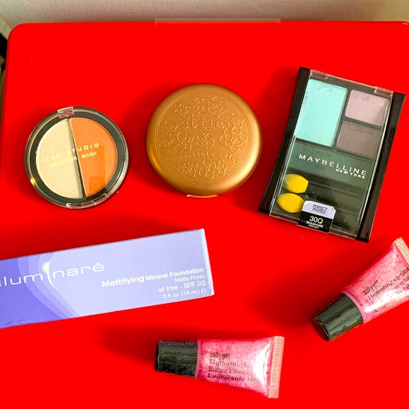 Makeup bundle! Stila, Maybelline, and Max Studio!! Brand new! - Picture 1 of 3